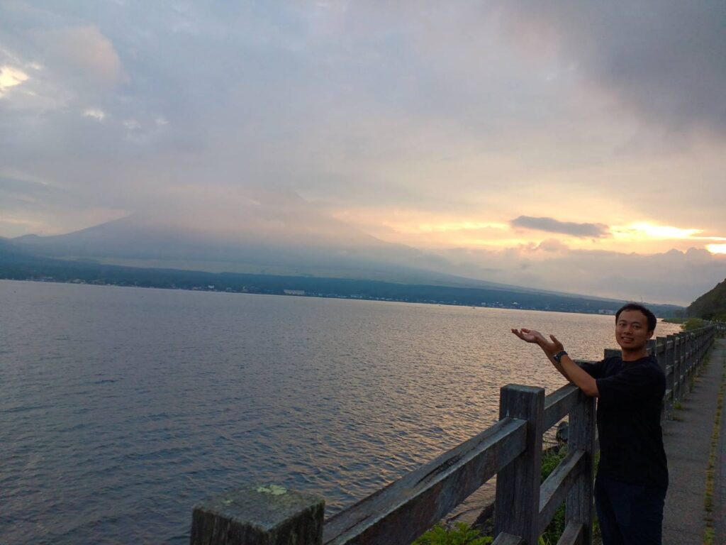 VIDESカナダのDerek富士山のふもとで